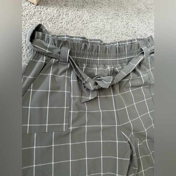 Nine.Eight Women’s Cropped Paper Bag Waist Pants - Picture 3 of 4